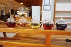 geassorteerd smaken thee Frans graaf grijs, Sencha, citroen vlinder erwt, hibiscus thee, chrysant thee foto