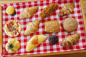 geassorteerd brood dubbele kaas brood, rood Boon brood, Choco muffin, kaas muffin, kip versnipperd, amandel melk croissant, gerookt rundvlees croissant, rundvlees worst foto