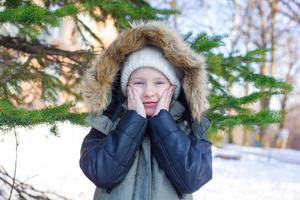 weinig aanbiddelijk meisje buitenshuis gedurende winter vakantie foto