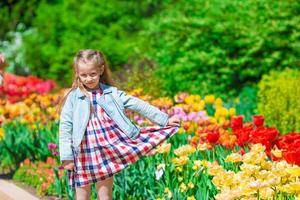 voorjaar tuin, voorjaar bloemen - lief meisje en tulpen foto