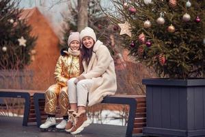 familie winter sport. moeder en dochter Aan winter dag foto