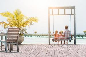 gelukkig mooi familie Aan een tropisch strand vakantie foto