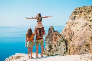 gelukkig mooi familie Aan zomer vakantie in bergen foto