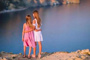 kinderen buitenshuis Aan rand van klif kust foto