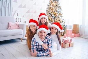 gelukkig jong familie met kinderen Holding Kerstmis presenteert foto