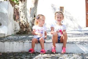 jong charmant meisjes wandelen de oud Grieks dorp van emporio, Santorini foto