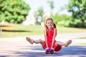 aanbiddelijk kind rijden skateboard in zomer park. foto