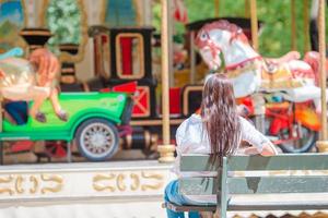 mooi vrouw in de buurt de carrousel buitenshuis in Parijs foto