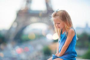 aanbiddelijk kleuter meisje in Parijs achtergrond de eiffel toren gedurende zomer vakantie foto