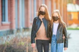 meisjes vervelend een masker beschermen tegen coronavirus en greep foto