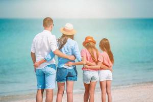 foto van gelukkig familie hebben pret Aan de strand. zomer levensstijl