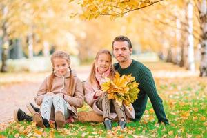 familie van vader en kinderen Aan mooi herfst dag in de park foto