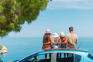 zomer auto reis en jong familie Aan vakantie foto