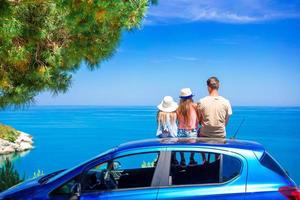 zomer auto reis en jong familie Aan vakantie foto