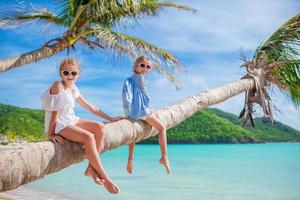 aanbiddelijk weinig kind hebben pret Bij strand gedurende zomer vakantie foto