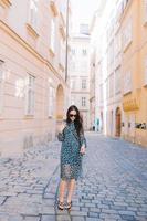 vrouw wandelen in stad. jong aantrekkelijk toerist buitenshuis in Italiaans stad foto