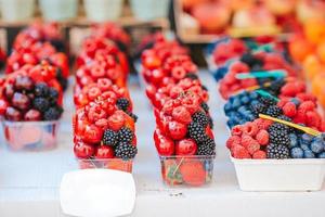 fruit en bessen Aan de straat markt. foto