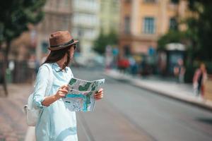 gelukkig jong vrouw in hoed Aan de straat van Europese stad. foto