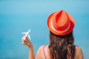 miniatuur speelgoed- vliegtuig in vrouw handen. reis door vliegtuig. conceptuele beeld voor reizen en toerisme. foto