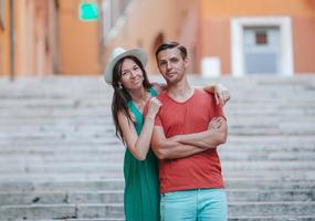 gelukkig toerist stel, Mens en vrouw op reis Aan vakantie in Europa glimlachen gelukkig. Kaukasisch paar. foto