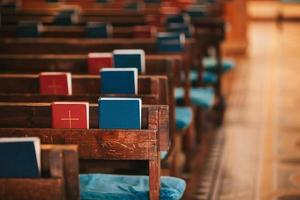 Bijbel Aan houten tafel in kerk foto