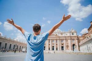 gelukkig Mens Bij st. peter's basiliek kerk in Vaticaan, Rome. foto