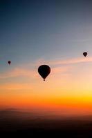 helder heet lucht ballonnen in lucht van Cappadocië, kalkoen foto