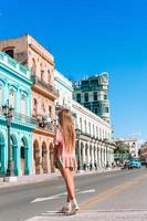 toerist meisjes in populair Oppervlakte in havanna, Cuba. jong vrouw reiziger glimlachen foto