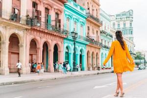 toerist meisje in populair Oppervlakte in havanna, Cuba. foto