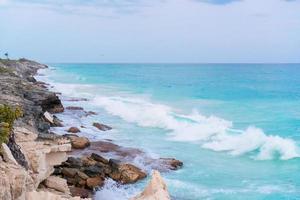 zee kust en stenen dichtbij achtergrond in Cuba foto