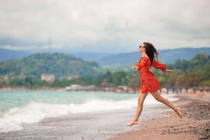 jong mooi vrouw kom tot rust Aan de strand foto