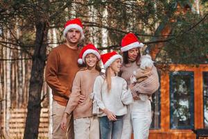 mooi familie met kinderen wandelen Bij Kerstmis dag foto