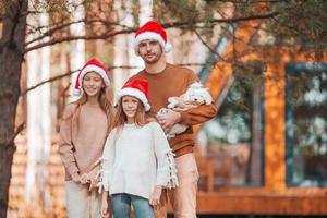 mooi familie met kinderen wandelen Bij Kerstmis dag foto