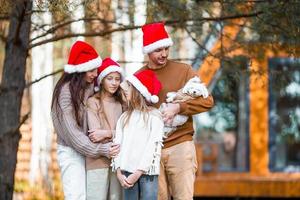 mooi familie met kinderen wandelen Bij Kerstmis dag foto