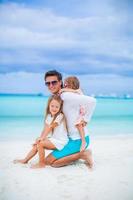 gelukkig mooi familie Aan een tropisch strand vakantie foto