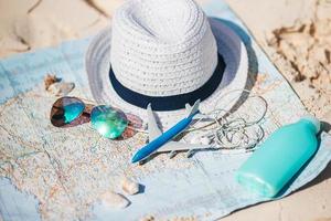 detailopname van paspoorten, speelgoed- vliegtuig, zonnebril Aan de kaart foto