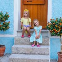 schattige kleine meisjes tijdens de zomervakantie foto