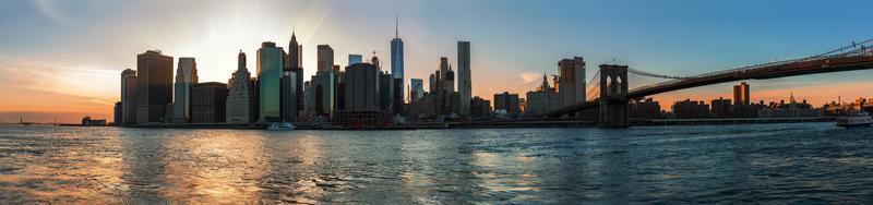 panorama van Manhattan horizon gedurende zonsondergang foto