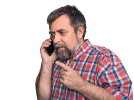 middelbare leeftijd Mens spreekt Aan een mobiel telefoon foto