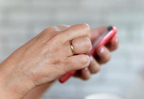 mobiel telefoon in een vrouw hand- foto