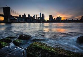 skyline van manhattan met brooklyn bridge foto