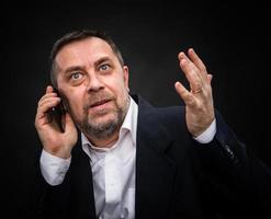 zakenman spreekt Aan een mobiel telefoon foto
