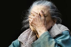 portret van een heel oud gerimpeld vrouw foto