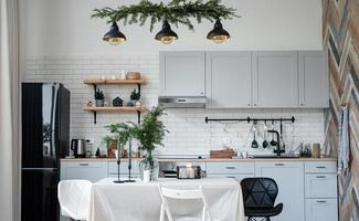 modern keuken interieur versierd voor Kerstmis foto