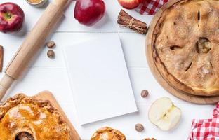 blanco Koken boek Hoes mockup met appel taart, vlees taart en seizoensgebonden fruit foto