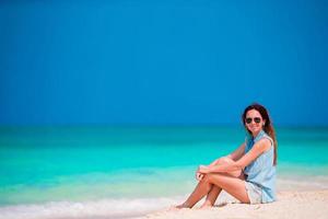 jong mooi vrouw genieten van de muziek- Aan de strand foto