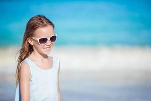 mooi weinig meisje in zonnebril Bij strand hebben plezier. grappig meisje genieten zomer vakantie. foto