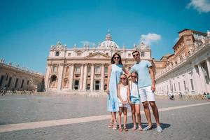 gelukkig familie in Vaticaan stad en st. peter's basiliek kerk, Rome, Italië foto