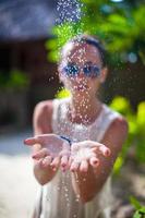 jong vrouw in tropisch douche Aan exotisch toevlucht gedurende strand vakantie foto