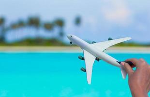 klein wit miniatuur van een vliegtuig Aan strand foto